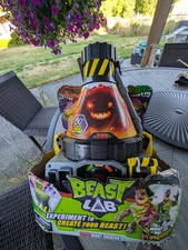 NEW BEAST LAB Collectible Action Figure ABS DINO BEAST LAB T-REX or RAPTOR? NIB!