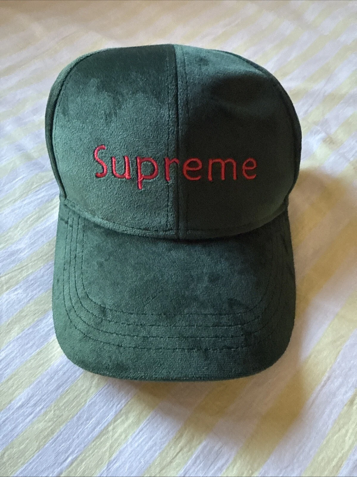 Casquette de camp velours suprême verte avec lettres rouges neuve sans étiquette