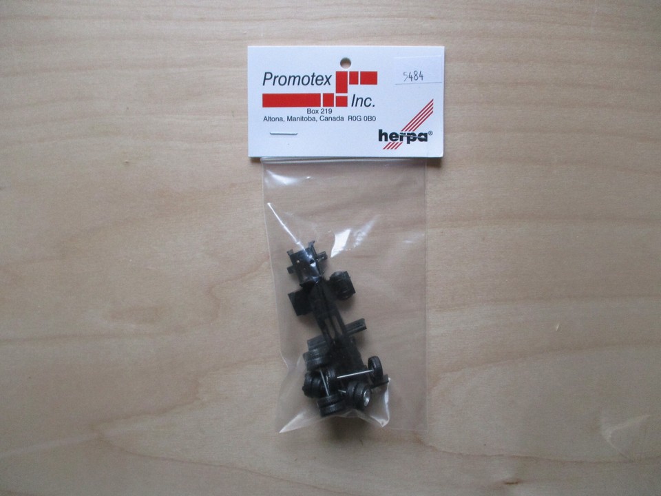 Peterbilt Sleeper Cab With Chrome Chassis White 1/87 (HO) Plastic Model