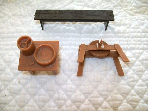 MARX    BAR M RANCH   PLAY SET     BENCH  ,  GRIND STONE   , TABLE       LOOK!