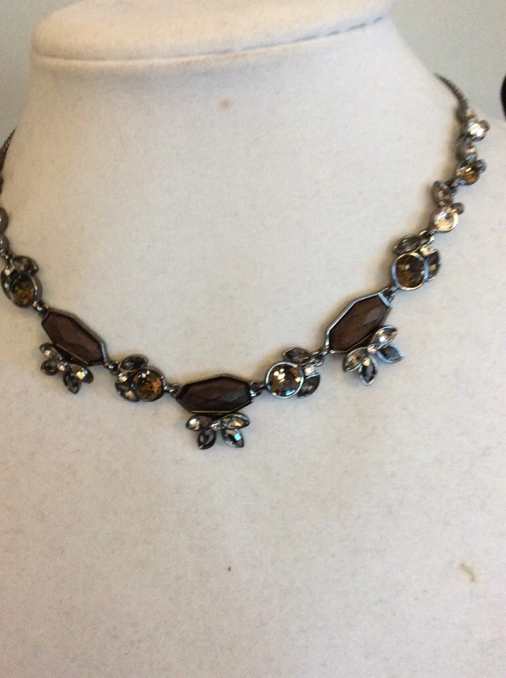 Collar Givenchy tono hemitato y madera oscura #181 GN de $150 Foto 2 de 4