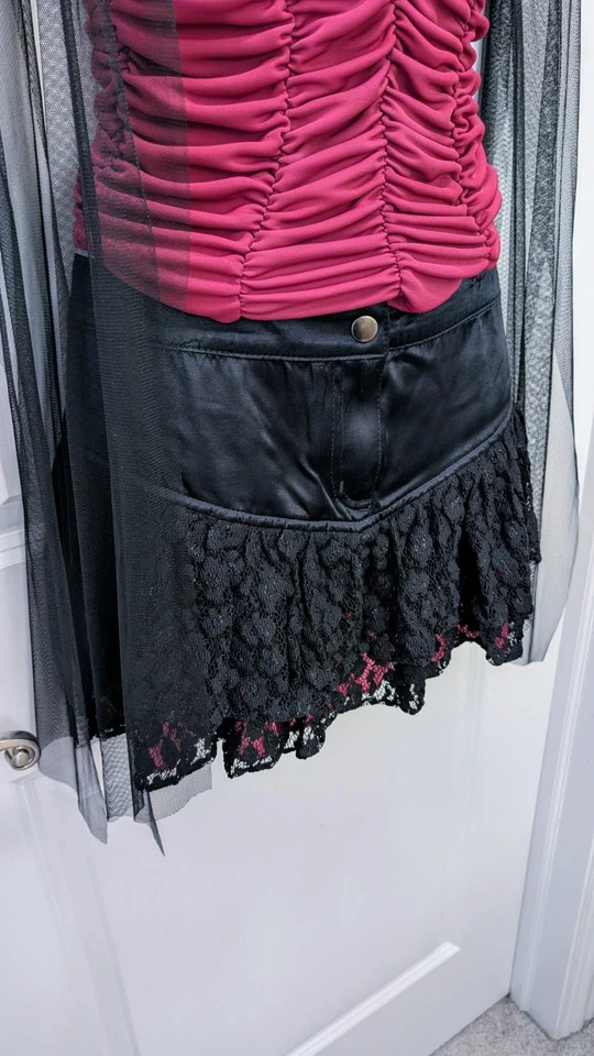 Minifalda de Colección Lip Service Negra Encaje en Niveles Talla S Micro GÓTICA Y2K Rosa Emo Foto 3 de 4