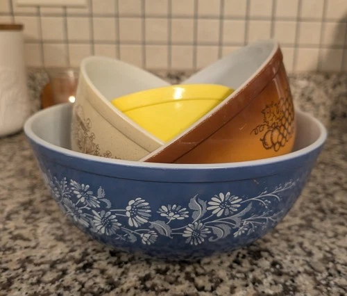 Set of 4 Vintage Pyrex Nesting Mixing Bowls 404, 403, 402, & 401