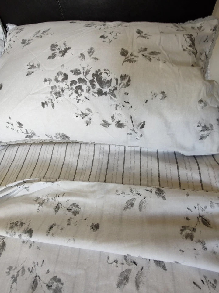 Juego de Cubierta de Edredón Gris Crochet Reversible Grabado Floral Borde Hecho para el siguiente Foto 4 de 4