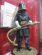 FIGURINE DEL PRADO POMPIER  AVEC CASQUE RESPIRATOIRE AUTO ARROSE BERLIN 1900
