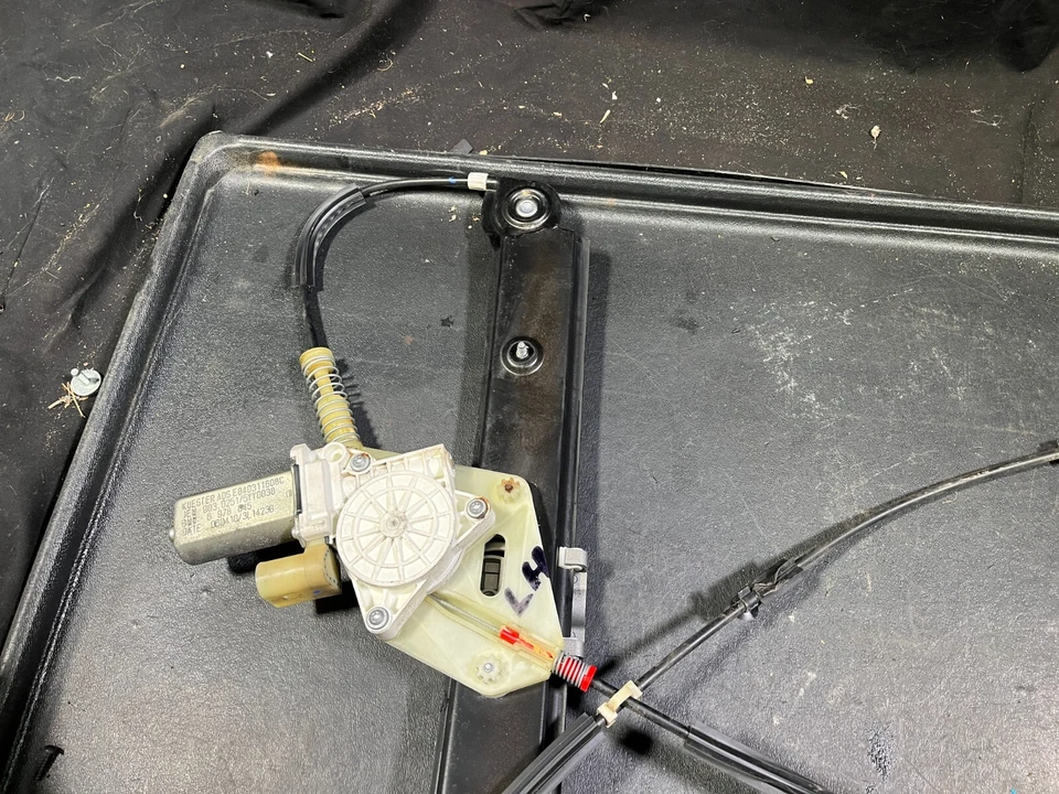 08-13 REGULADOR MOTOR VENTANA PUERTA LADO CONDUCTOR DELANTERO IZQUIERDO BMW E82 E88 135I 128I Foto 2 de 4