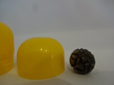Altes Spielzeug / Bronzefarbiger Ball mit Loch