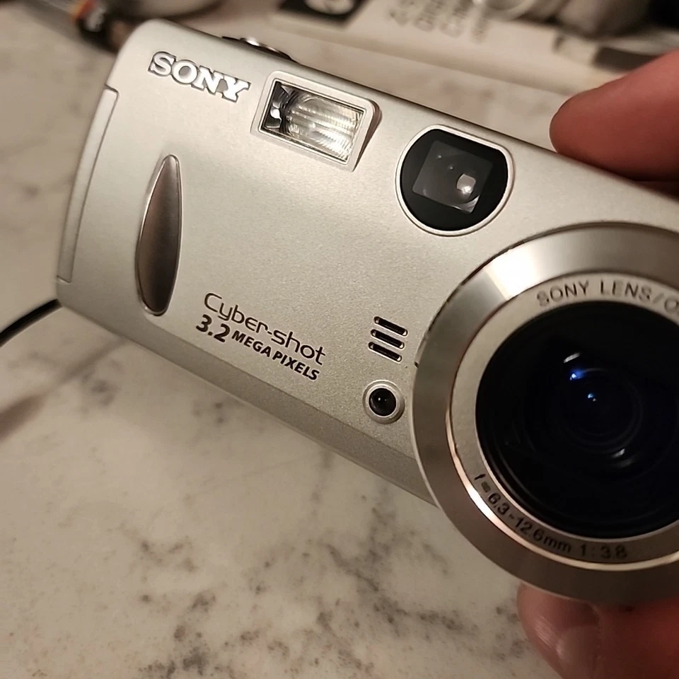 Sony Cybershot DSC-P52 3.2 MP Compact Digital Camera Silver - Image 3 of 4