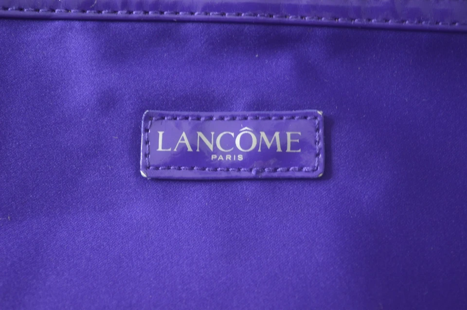 Bolsa de viaje de maquillaje cosmético púrpura Lancôme Paris con cremallera y tirador de cristal Foto 2 de 4