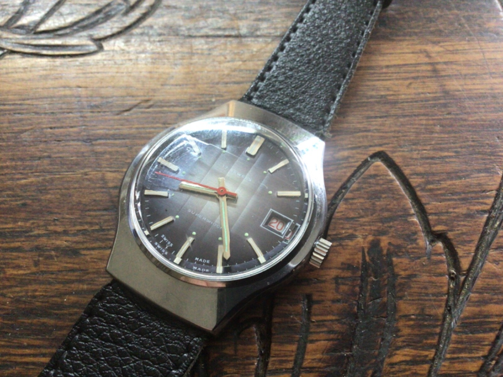 Montre Swiss Made vintage au style rétro 1970 pour élégance quotidienne