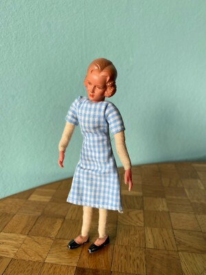 Frau Caco Metallfüße 60/70er Püppchen Puppenhaus Puppenstube 1:12 dollhouse doll