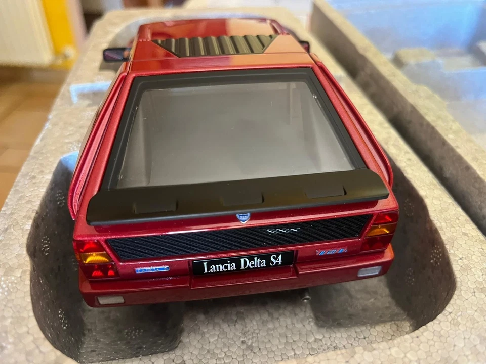 Lancia Delta S4 rosso scala 1/18 di Autoart Cod. 74771 come nuovo con scatola. - Immagine 3 di 4