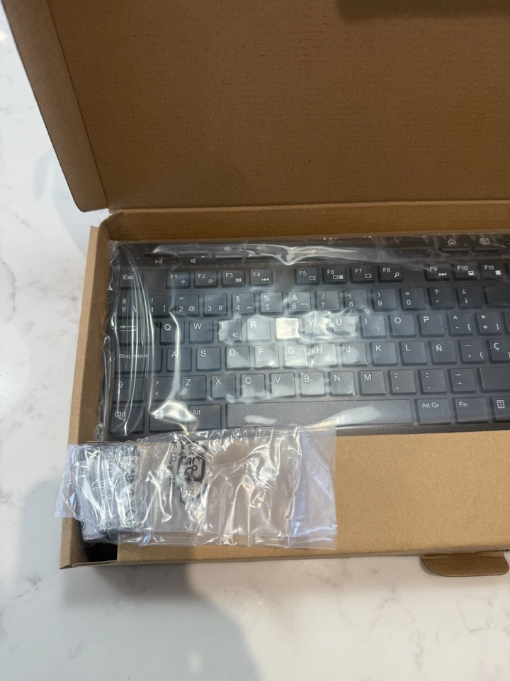 Amazon Basics Wireless Keyboard and Mouse Combo Full-Sized, 2.4GHz USB receiver - Image 2 of 4