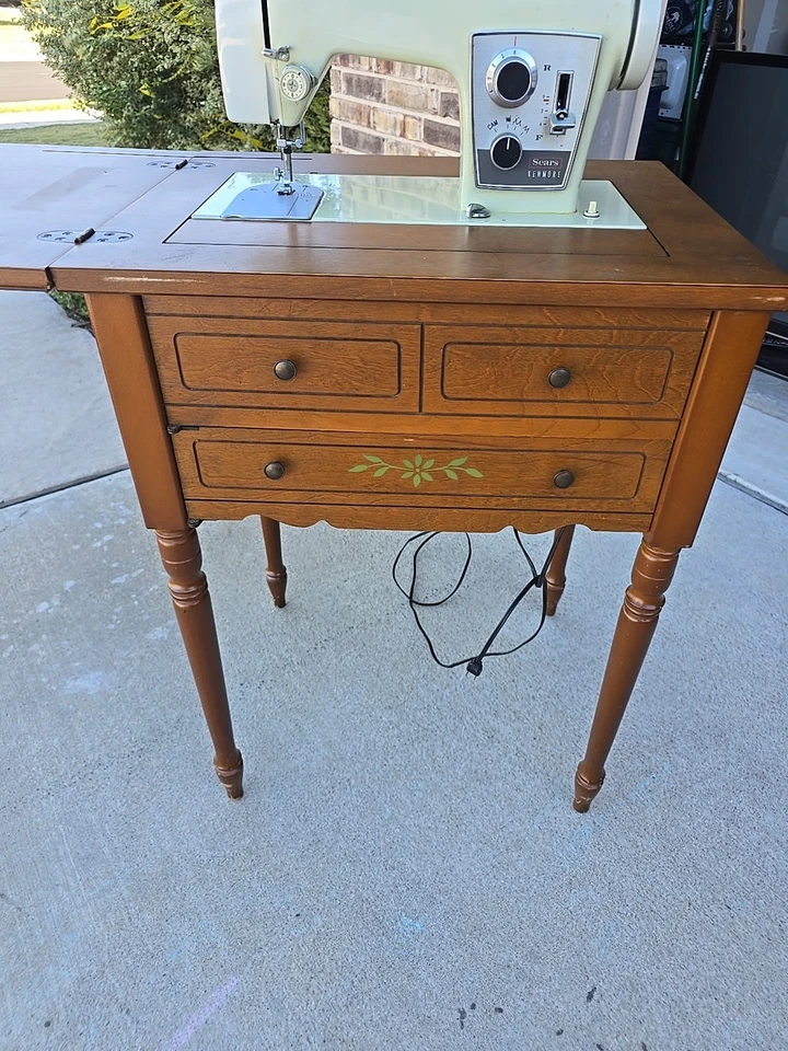 Antigo Máquina de costura Kenmore em ziguezague no armário - Imagem 4 de 4