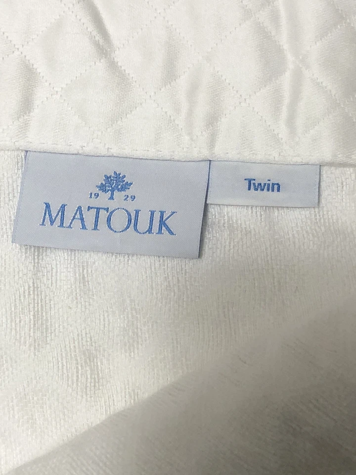 Matouk Matelasse Twin Coverlet White Diamond Cotton Monogram MHS 74x94” EUC - Image 3 of 4