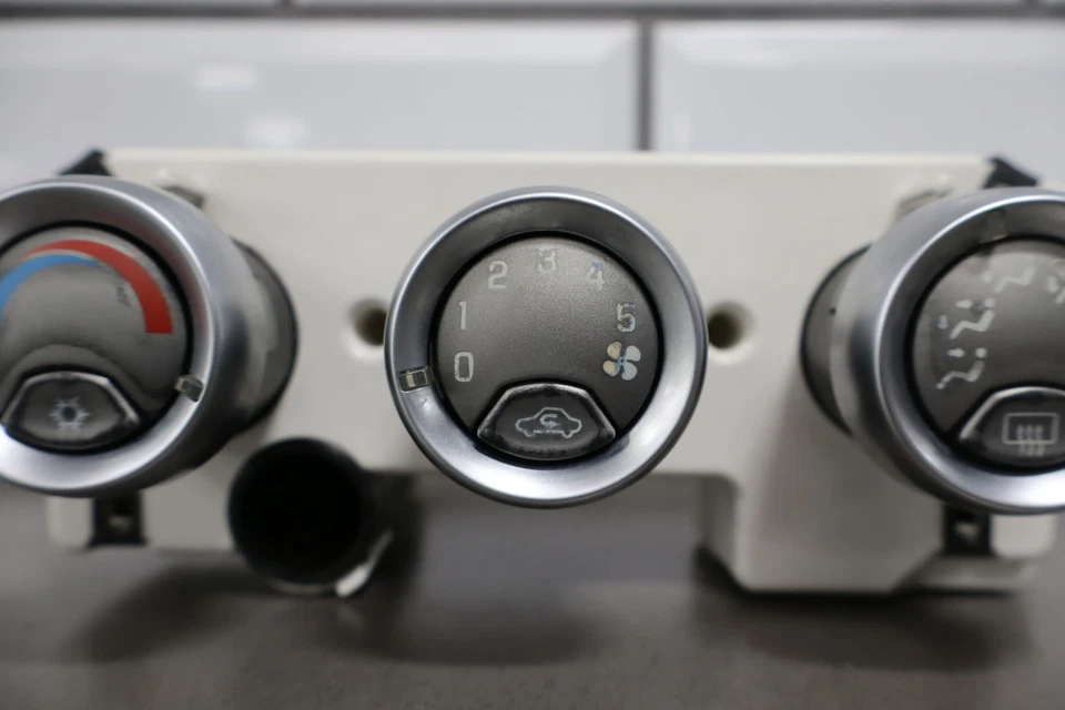 Chevy SSR 2003-2006 control de temperatura manual Foto 3 de 4