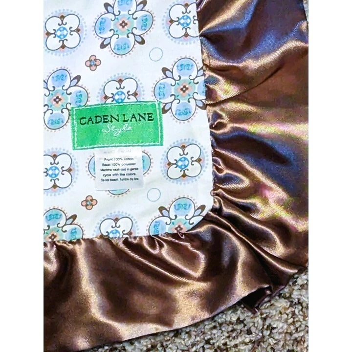 Manta Bebé Azul Marrón SATINADO Volantes Algodón Reversible Sin Usar ESTILO CADEN LANE Foto 3 de 4