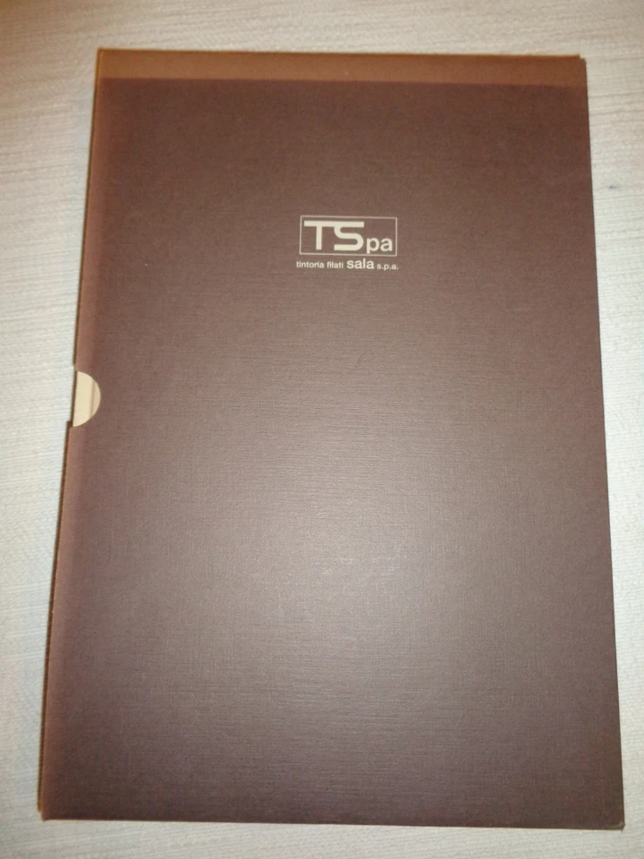 FABBRICAZIONE DELLE STOFFE OPERATE 369 figure e 17 campioni Greco Setificio /607 - Immagine 3 di 4