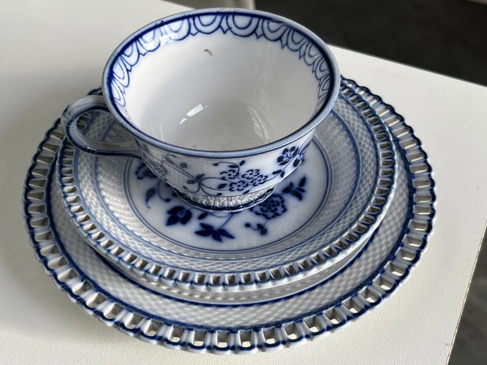 Anciennes assiettes + tasse en faïence – décor bleu floral peut-être Luneville - Photo 3/4