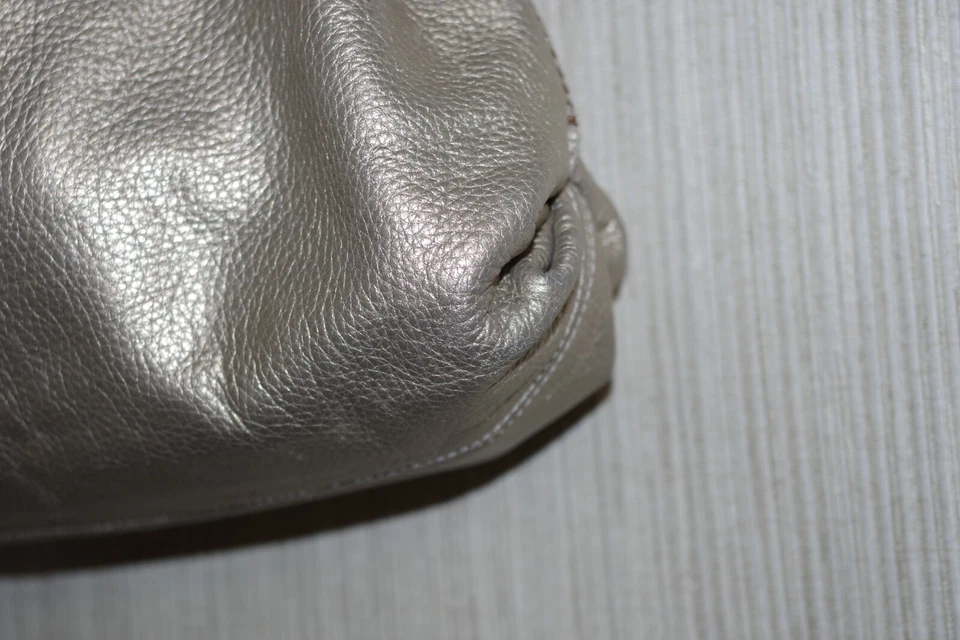 Bolso de Hombro Carla Mancini Cuero Genuino/Tote Boho Dorado 13" x 12" Foto 3 de 4