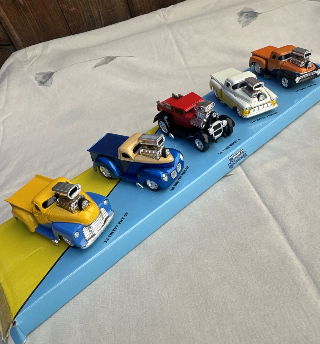 MUSCLE MACHINES 1/64 5 PACK set PICKUP TRUCK 1929 Ford Chevy