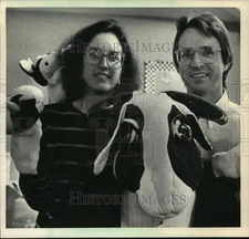 1987 Press Photo Mary Pat Andrea and Christopher Swift Wearing Wisconsin Cows