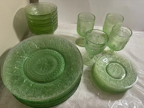 25 Set Indiana Glass avocado green Daisy Pattern Dinner Set