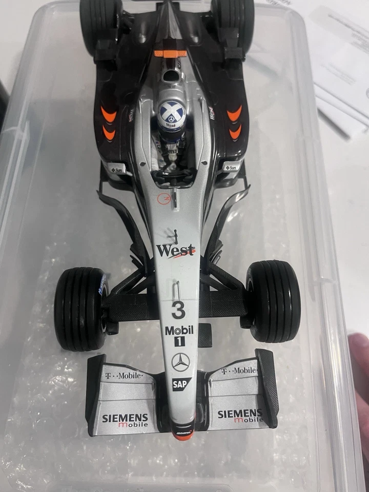 Minichamps 2002 escala 1/18 McLaren-Mercedes MP4-17 #4 Kimi Raikkonen Foto 2 de 3