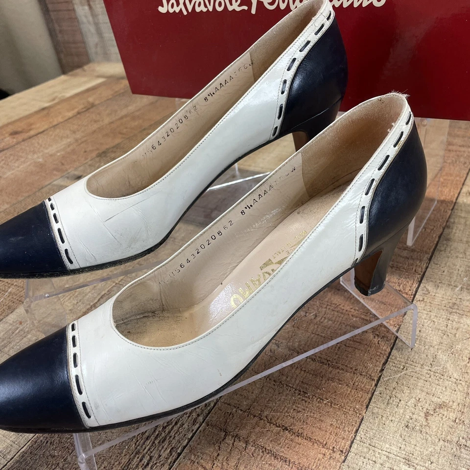 Zapatos de salón Salvatore Ferragamo de colección para mujer blancos/azul marino talla 8,5 AAAA ajuste estrecho Foto 4 de 4