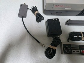 Nintendo Entertainment System NES Console - Gray (NES-001) W/Controller & Gun