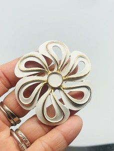 Authentic Vtg Signed CORO White Off Enamel Flower Gold Plated Pot Metal Brooch Pin