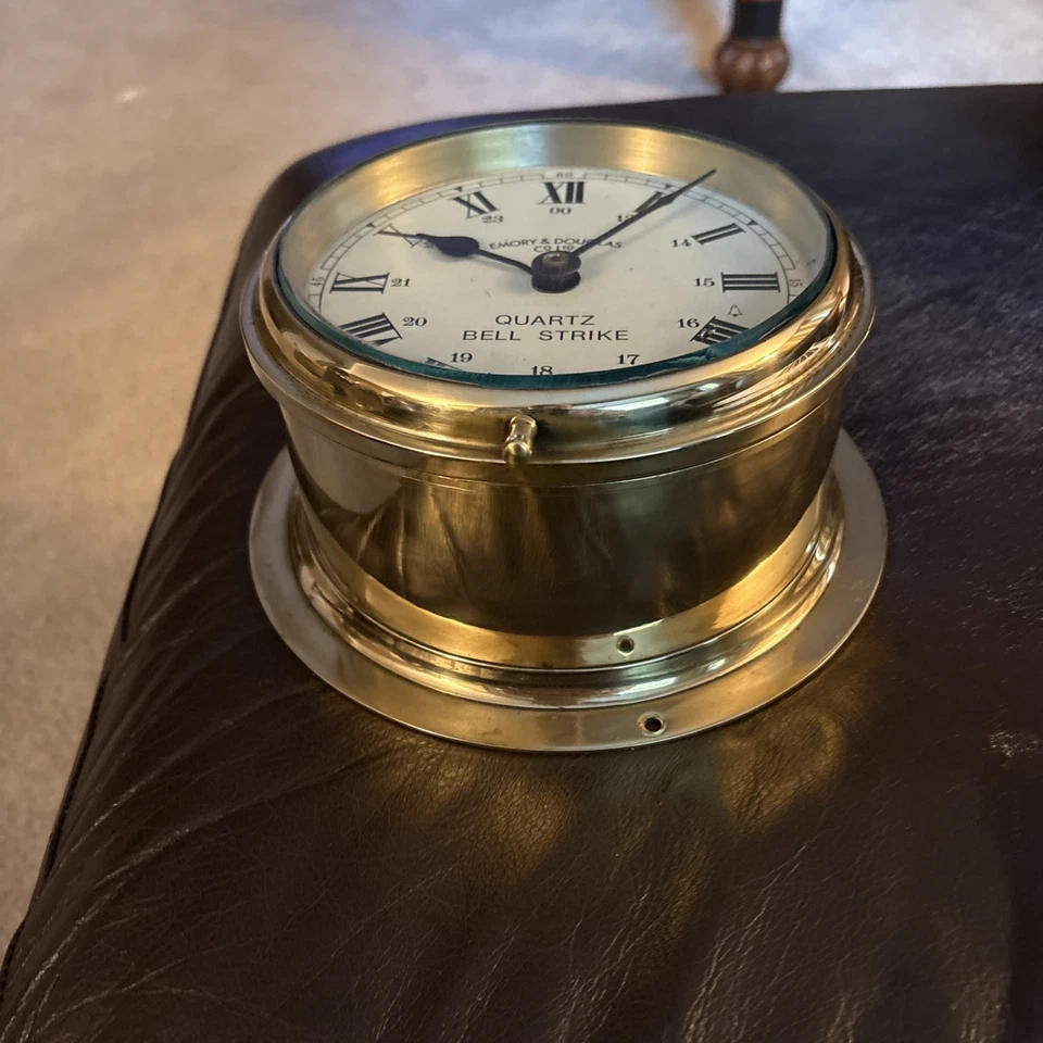Antiguo reloj de barcos de latón. Emory & Douglas. Huelga de campana de cuarzo. Foto 3 de 4