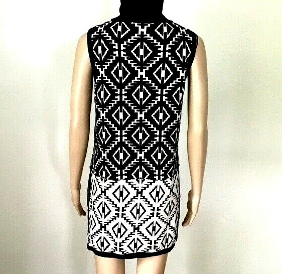 Romeo & Juliet Couture Womens Tunic Size Medium Geometric Sleeveless Sweater Top