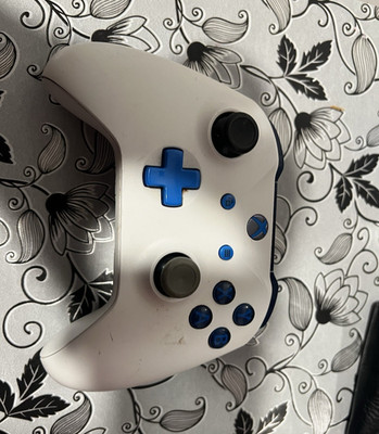 Microsoft Xbox One Wireless Controller Lot of 2 White/Blue & Gray MPN 170 