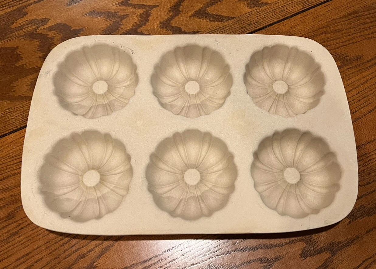 Pampered Chef Family Heritage Classics Stoneware Fluted 6 Mini Bundt Cake Pan