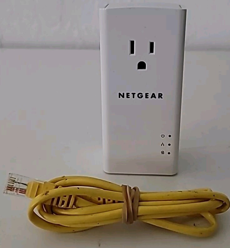 Netgear Powerline 1200 + Extra Outlet PLP1200S Wi-Fi Extender