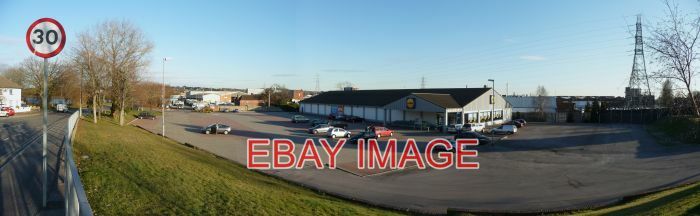 FOTO POOLE LIDL TIENDA EN ESCOTILLA ESTANQUE TAPA DE CARRETERA AQUÍ Y ES APARCAMIENTO CON ALGUNOS