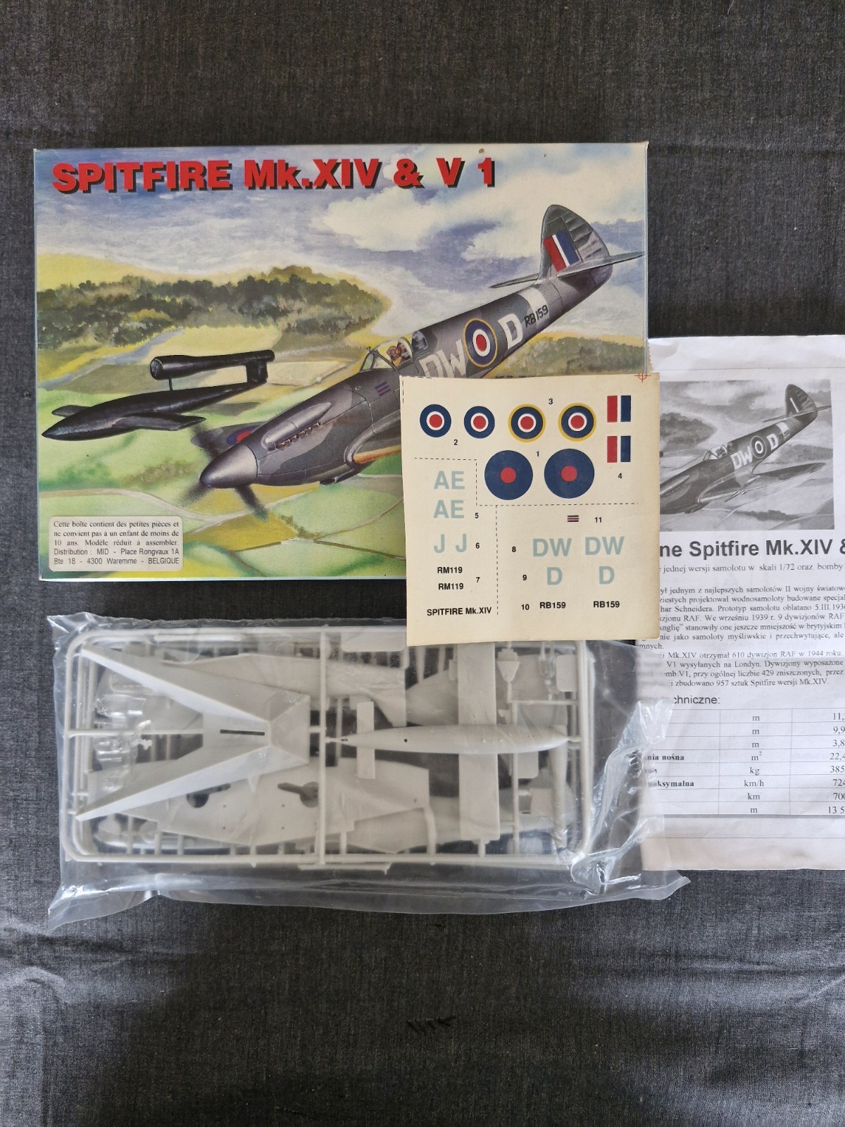 Maquette Plastyk Spitfire Mk.XIV & V1 1/72 RAF AV341