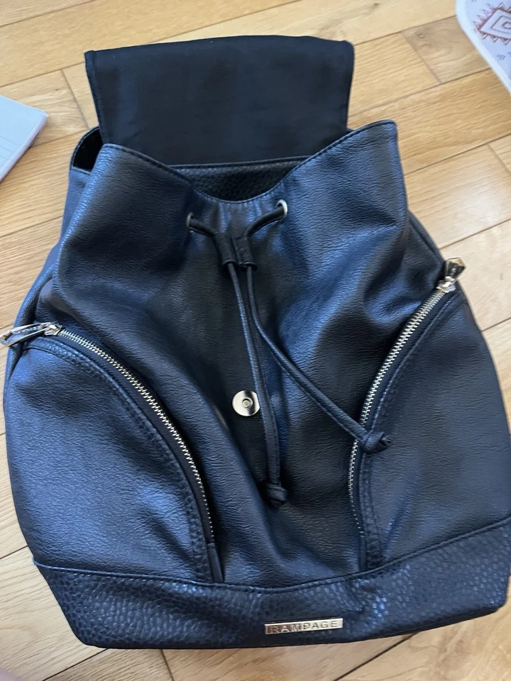 Mochila para mujer Rampage de imitación de cuero negra Foto 3 de 4