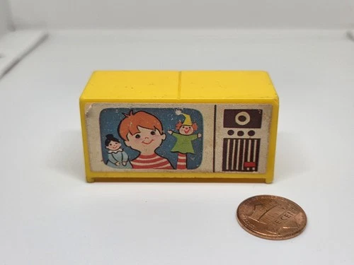 Rare/HTF Vintage Fisher Price little people yellow TV living room puppet show