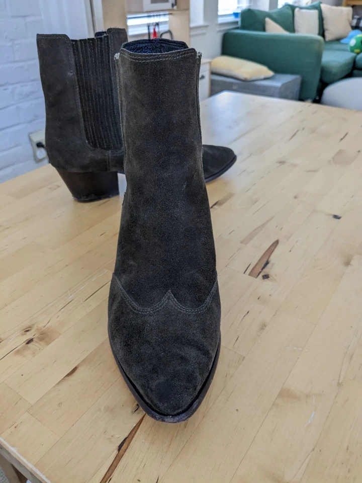 Botas de pantorrilla baja de gamuza verde oliva occidental con gancho ASH con tacones de 2 pulgadas. Talla 39-US 8 Foto 2 de 4