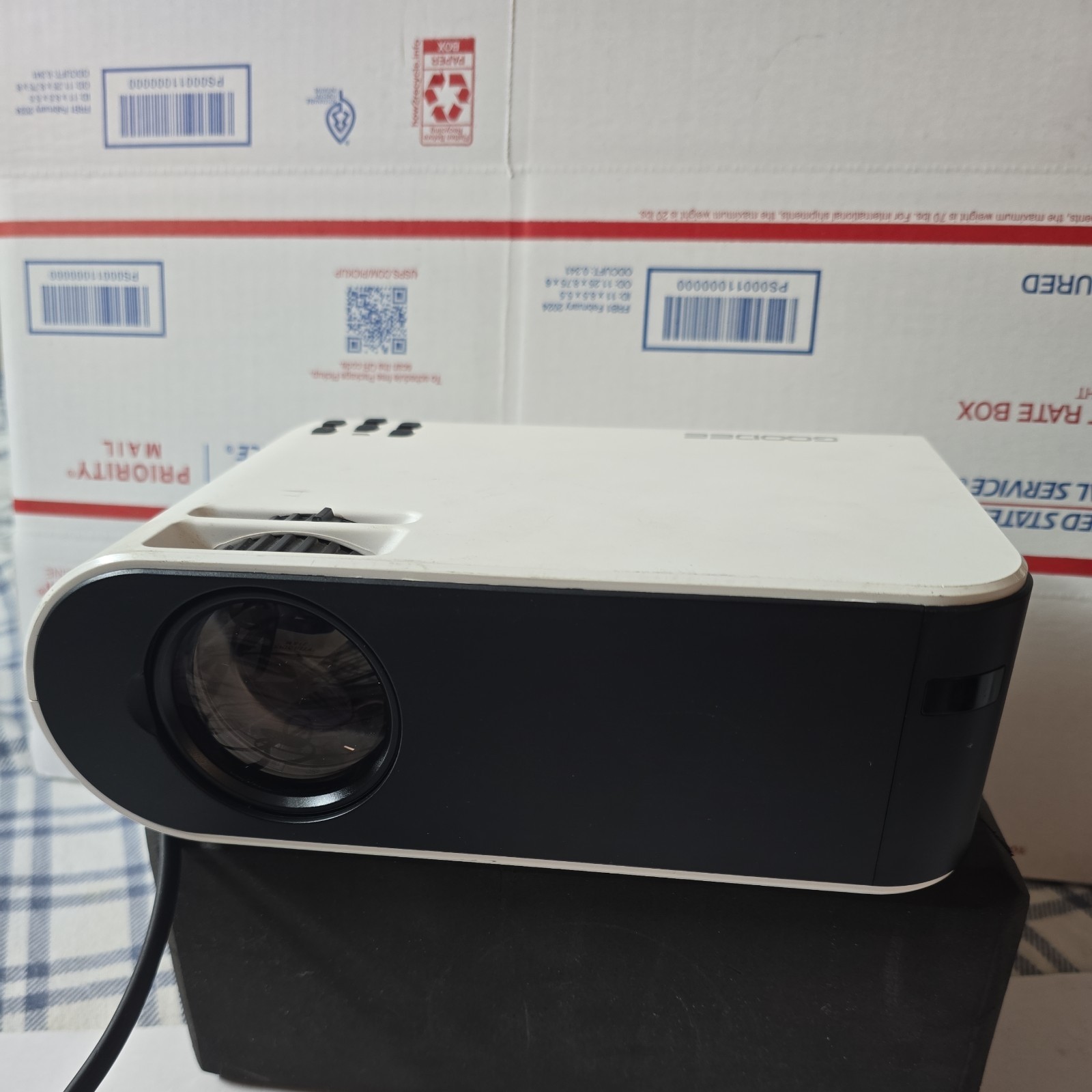 Mini Projector, GooDee W18 WiFi Movie Projector with Synchronize Smartphone Scre