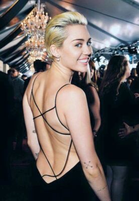 miley cyrus backless dress With Her Bare Back 8x10 Picture Celebrity Print Scoop Neck Vintage 90s Contempo Casuals Color:Golden Yellow