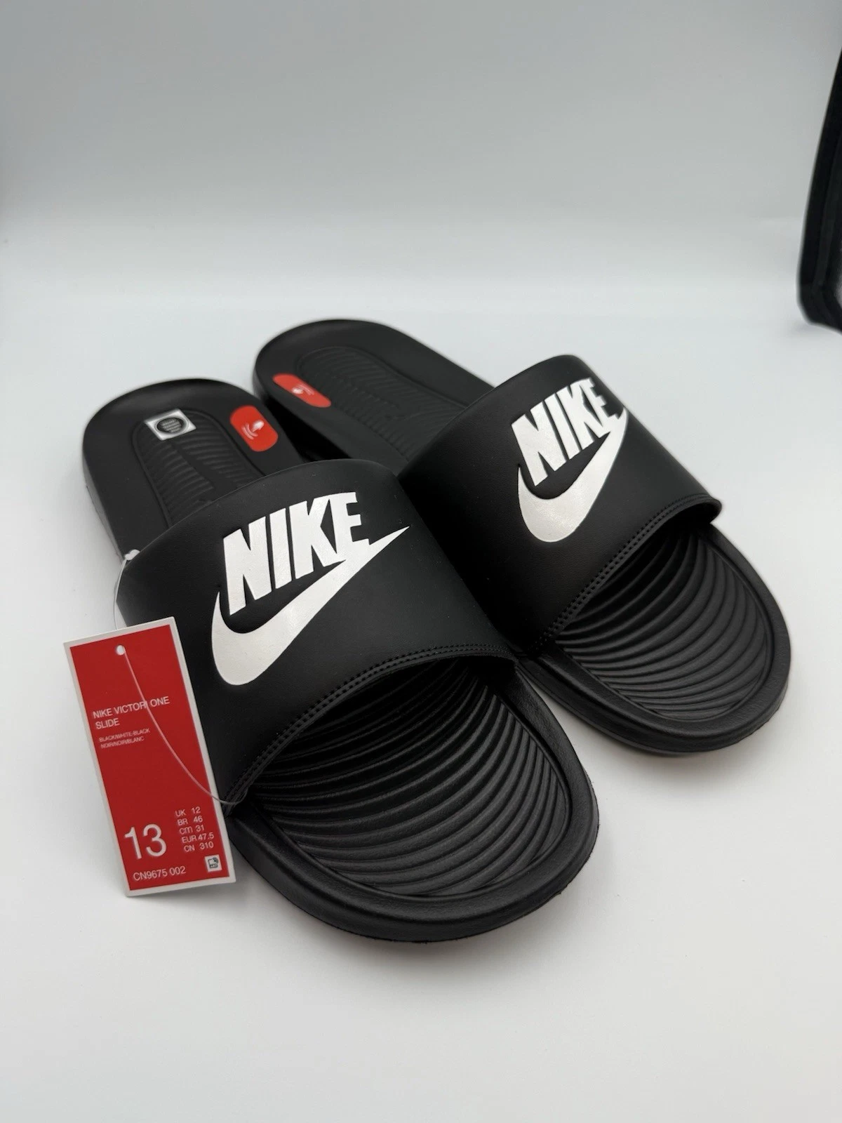 NIKE VICTORI ONE SLIDES NERO BIANCO CN9675 002 Uomo Taglie *NUOVO*