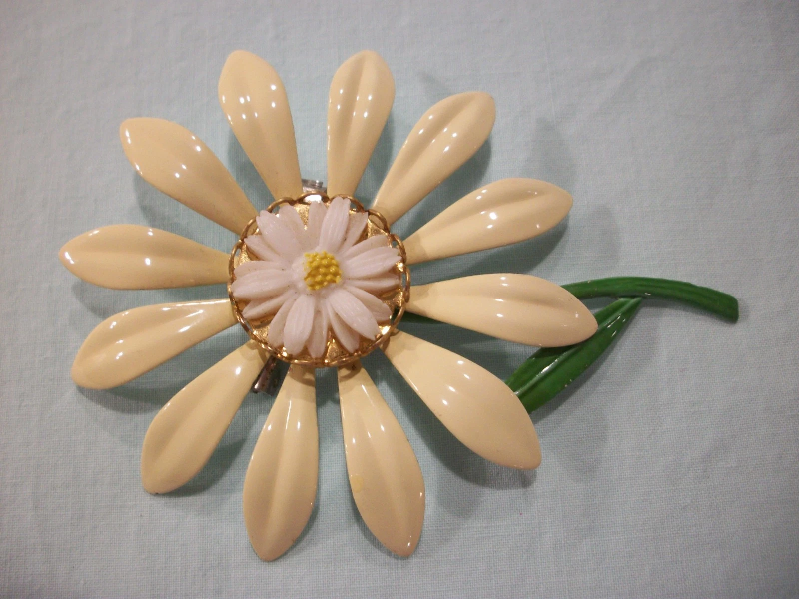 ViNTaGE MeTaL ENaMeL**DARLING DOUBLE DAISY**PaLe CReAMy YeLLoW FLoWeR PiN (RARE)