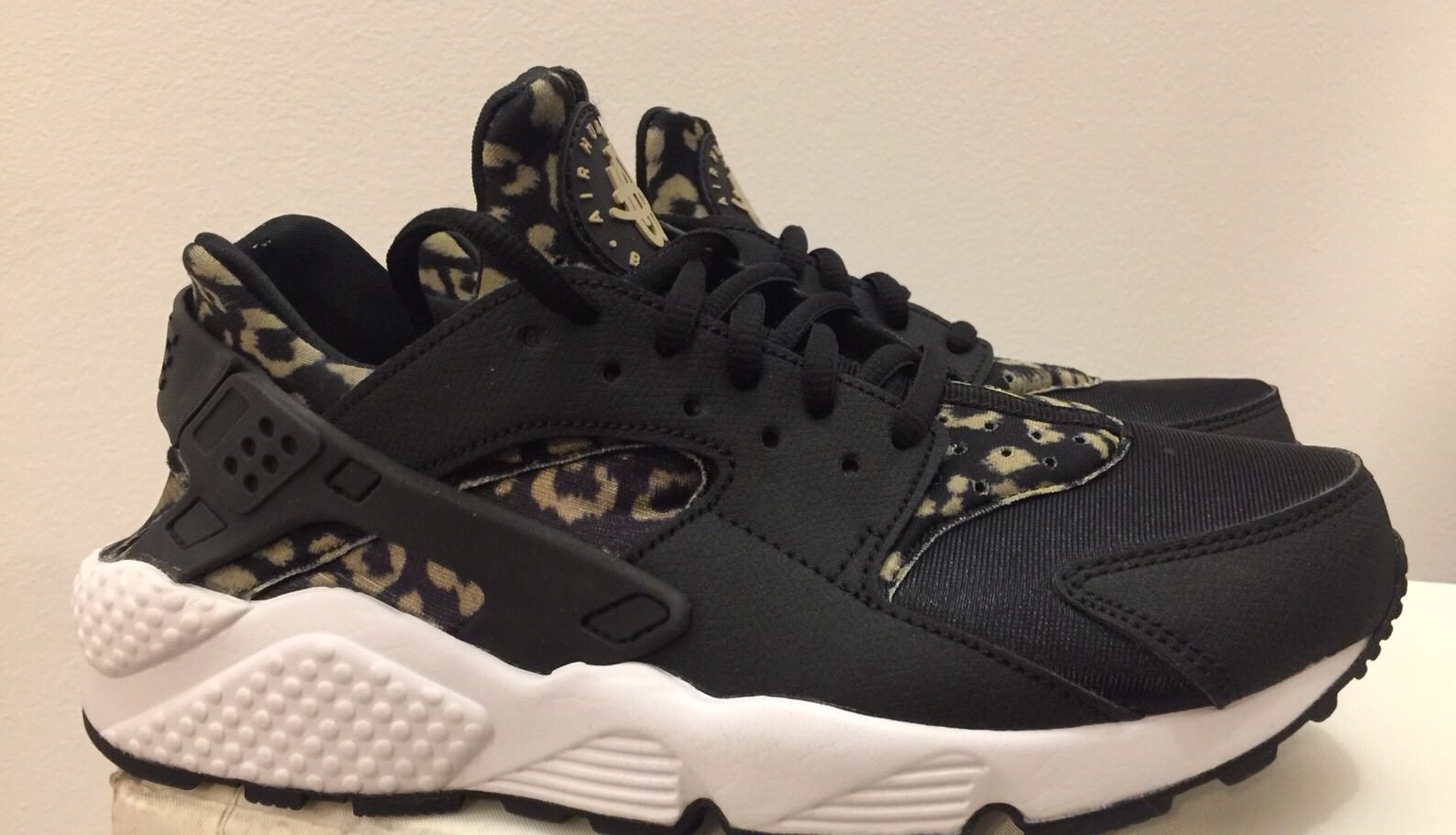 NIKE WOMENS AIR HUARACHE RUN PRINT LEOPARD PRINT/BLK SIZE 7.5 *NEW* NIKE WOMENS AIR HUARACHE RUN PRINT LEOPARD PRINT/BLK SIZE 7.5 *NEW*
