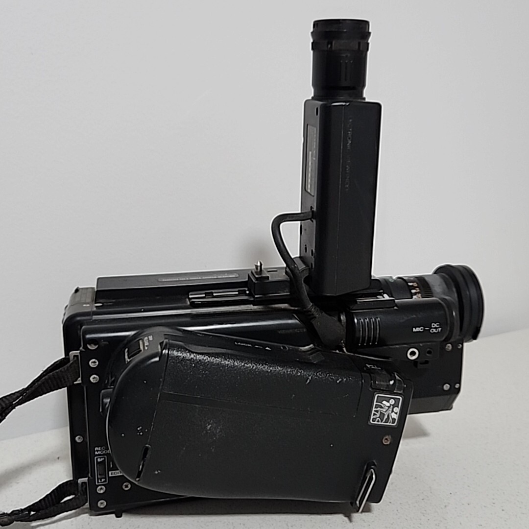 SONY CCD-V30E HANDYCAM VIDEO CAMERA RECORDER DC 6V No.204262 Made