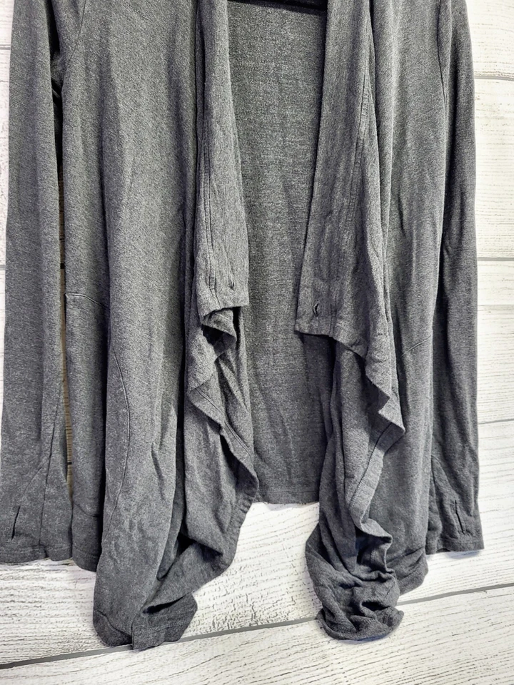 Cárdigan Cascada MPG Deporte Detalle Botón Abierto Gris Oscuro Calce Suelto Talla Pequeña Foto 4 de 4