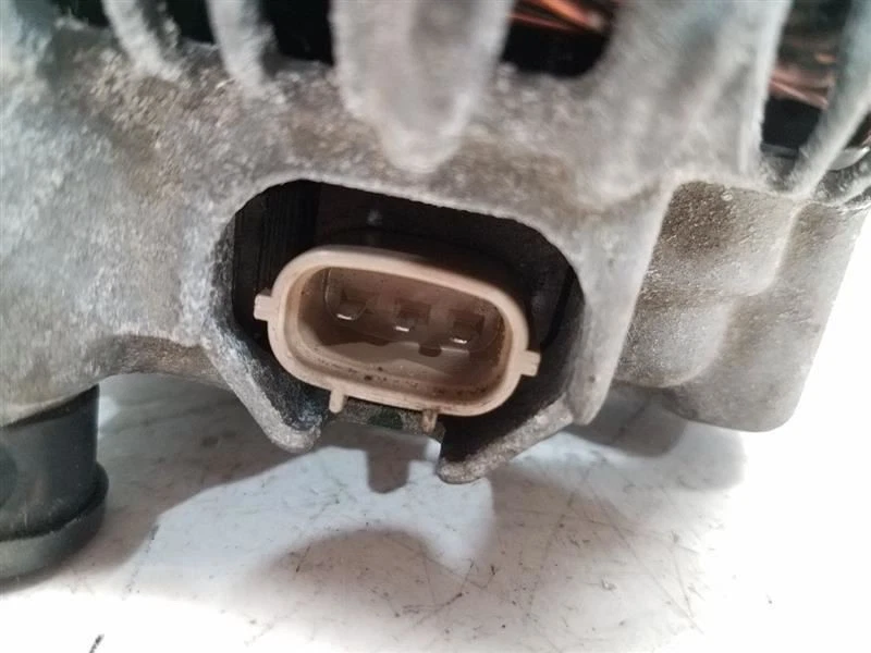 Alternador Subaru Legacy Outback 2010-12 (2,5 L/CVT) Foto 3 de 4