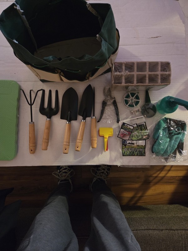 Brand New 12 Piece Gardening Set With Carry Bag